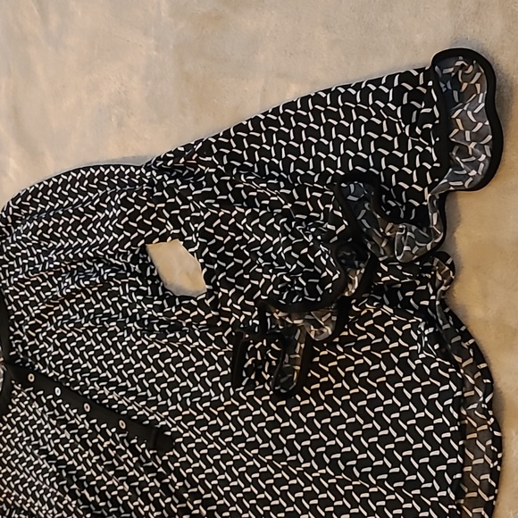 Slim Factor by Investments Black &White patterned top Size M - Picture 3 of 5